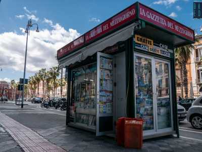 A questo punto, superata su corso Vittorio Emanuele un�edicola di inizio secolo (di cui il giovane proprietario non sa raccontarci le origini)...